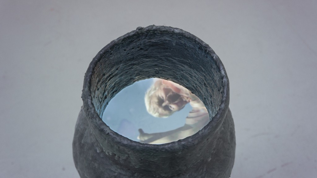 Benjamin Renoux-Amphore #1, céramique et projection vidéo, 90x37x37cm, 2015