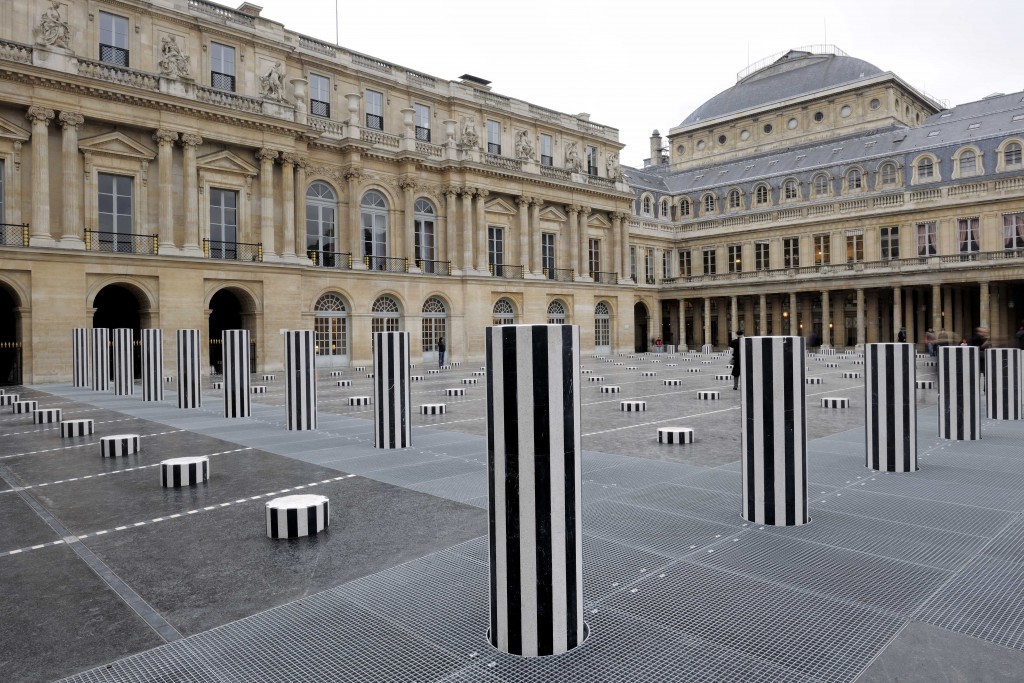 Photo-souvenir : Les Deux Plateaux, sculpture permanente in situ, cour d'honneur du Palais-Royal, Paris, 1985-1986. Détail. © DB-ADAGP Paris