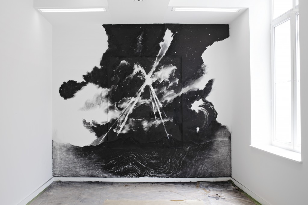 Abdelkader Benchamma, LA Battle, 2015_Encre et fusain sur papier et mur, 450 x 300 cm_Vue de l’exposition Random, FRAC Auvergne, 2015