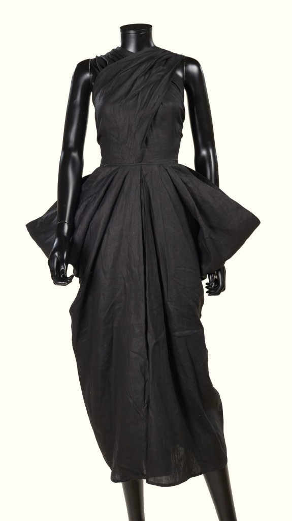 Anne-Marie BERETTA, robe drapée asymétrique en lin noir à bretelles croisées , 1989 ©artcurial