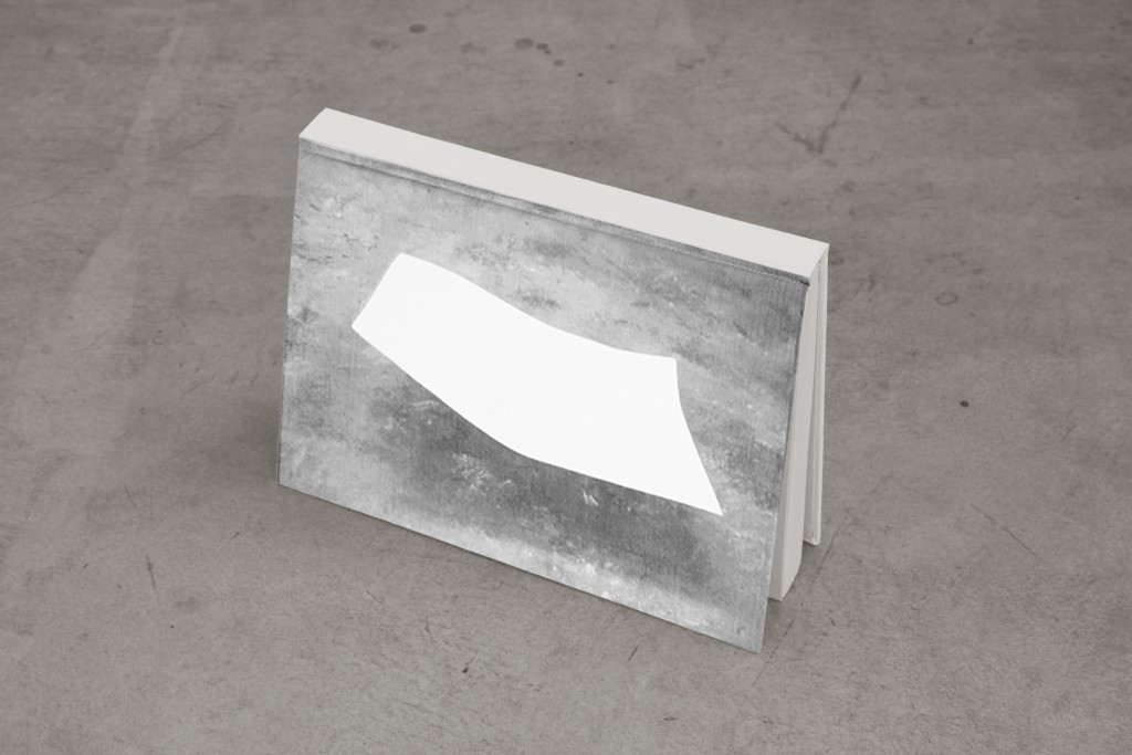 Ken Matsubara, Paper in the wind,￼￼L 37.2 × H 30.5 × P 4 cm film, livre japonais ancien (yamato-koji ), projecteur, courtesy galerie Eric Mouchet. 