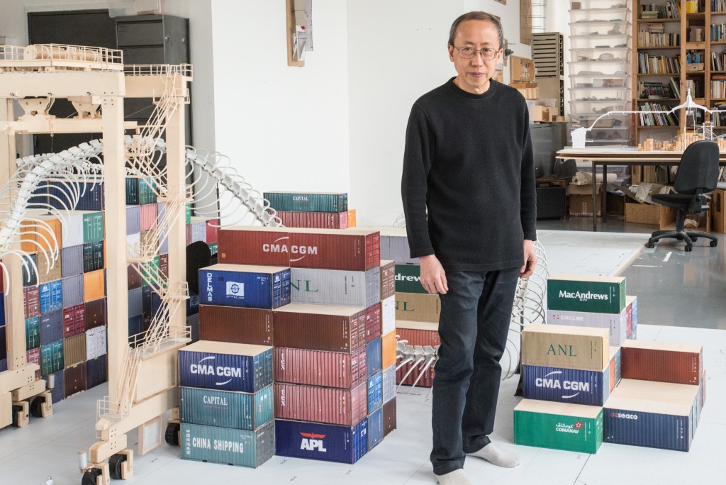 Huang Yong Ping dans son atelier, photo courtesy Jean -François Gaté.