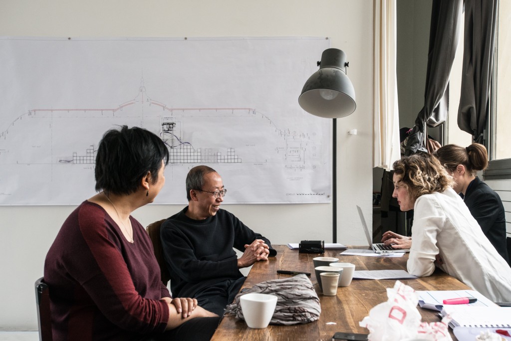 Huang Yong Ping dans son atelier avec sa femme, Anne Kerner. Avec la maquette de l'oeuvre Empires pour Monumenta 2016 au Grand Palais. Photographie Jean-François Gaté 