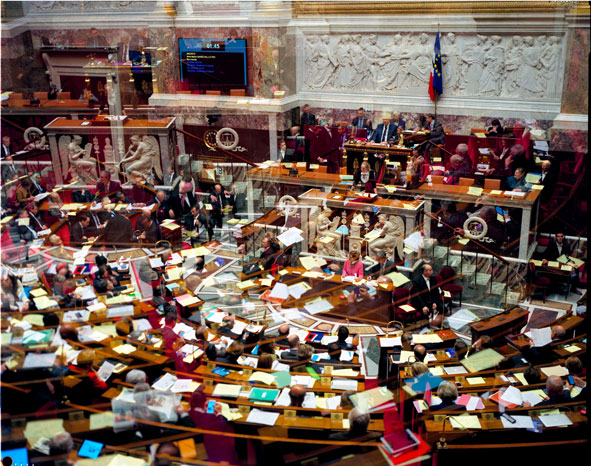 Politiciens au travail à l’Assemblée Nationale, Paris, le 20 novembre 2015. Prorogation de l’application de la loi n° 55-385 du 3 avril 1955 relative à l’état d’urgence et renforçant l’efficacité de ses dispositions.
