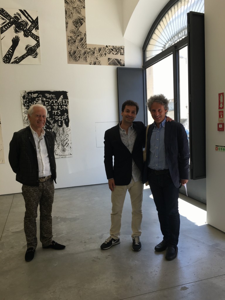 John Sernee à gauche , au milieu, un des directeur de la Galéria Murias Centeno et a droite Mocky May; ART REVIEW .