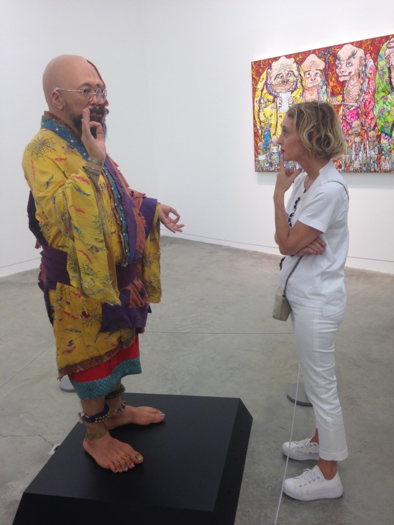 Anne Kerner à l'exposition Murakami, galerie Perrotin.