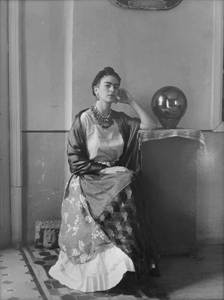 Manuel Alvarez Bravo [+] Frida Kahlo, 1930 Photographie 25 x 20 cm Entre 5000 et 10000 €