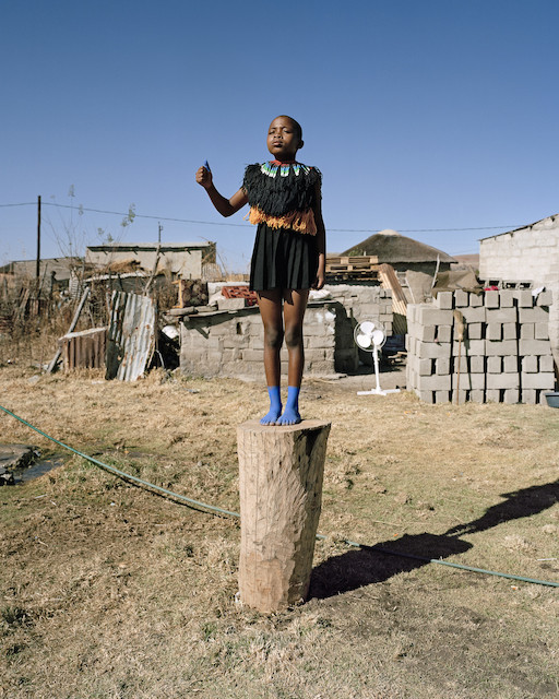Namsa Leuba Thumbs Up, from the series Zulu Kids, 2014 Photographie 140 x 112 cm - Art Twenty One, Lagos.